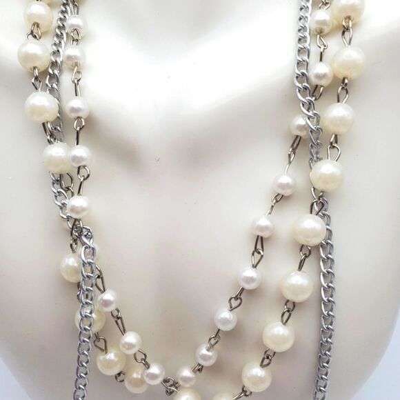 Maiden in chains pearl‎ and chain necklace. Faux pearl jewelry - Picture 1 of 2